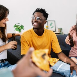 Receba os amigos com estilo e conforto em um imóvel pequeno